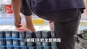 超市女員工「脫襪踩優酪乳」　家長崩潰：我家小孩都用舔的
