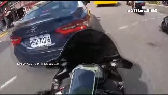 警車PCS系統急剎　後方重機慘摔倒