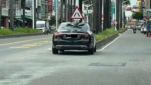 賓士臨停分隔島前！他路過傻爆眼