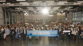 鴻海教育基金會已連續六年舉辦鴻海獎學鯨計畫，2022年獎學鯨即日起至10/14開放報名。（圖／鴻海教育基金會提供）