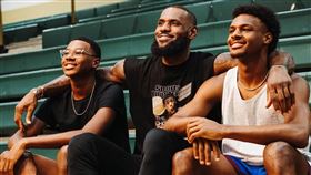 ▲詹姆斯（LeBron James）和2個兒子為《運動畫刊》拍攝封面。（圖／翻攝自詹姆斯IG）