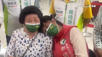 母喊「捐出去了」　陪蔡培慧登記參選