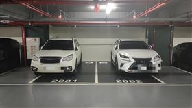 網友分享，兩輛車停車的微妙距離。（圖／翻攝自爆廢公社）