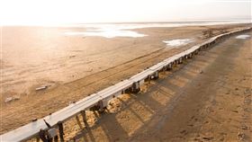 中國旱情仍未緩解，最大淡水湖鄱陽湖水位繼續下降，湖底的明代石橋「千眼橋」露出。圖為2017年鄱陽湖水位下降，「千眼橋」露出。（圖／中新社）
