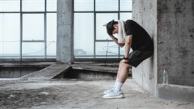 太冷、太熱都會造成心跳變化，原因是自律神經系統受影響，交感神經受刺激時會引起心跳加快、副交感神經系統則會讓心跳變慢，溫度變化過大就可能影響自律神經系統、產生心律不整。所謂「運動過量」的定義是指每天進行強烈運動。另外，如果平時缺乏運動訓練，也不建議貿然進行登山等高強度運動，尤其本身有心臟病史，爬陡坡等動作會增加心臟負擔，易增加心血管劇烈變化風險。