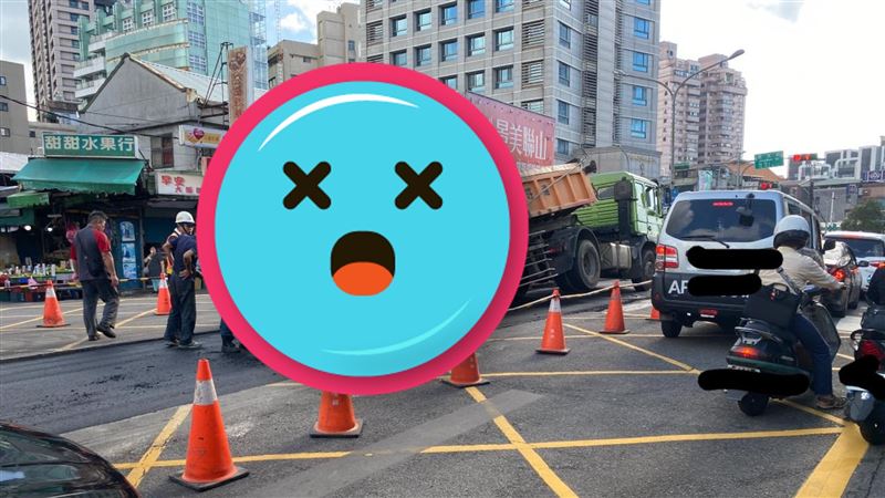 柏油路才剛鋪　砂石車一走就破！網酸
