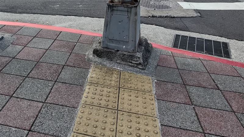 導盲磚指引撞柱？…釣出內行解答
