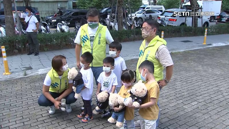 主打年輕爸媽牌，出動家中小寶貝來助陣