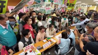 黃偉哲登記　謝龍介宣傳車路上趴趴走