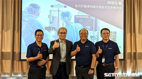 炳碩生醫今日舉行媒體見面會。圖左至右依序為副總吳金隆，萬芳醫院神經外科主治醫師陳敏弘，執行長莊學誠，營運長王文騰。（圖／記者戴玉翔攝影）