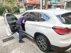 ▲新北市蘆洲趙姓男子代友人收取債務款項，結果犯被搶錢、搶車，被逮捕的鄭姓女子2人身上都沒有找到8萬元現金。（圖／翻攝畫面）