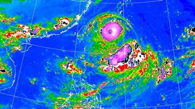 強烈颱風軒嵐諾31日20時的中心位置在北緯24.7度，東經127.7度，以每小時24公里速度，向西南進行。（圖／翻攝自氣象局）