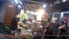 桃園妹買腸粉違停擋路，網友見24秒片選擇原諒。（圖／翻攝自WoWtchout-地圖型行車影像分享平台）