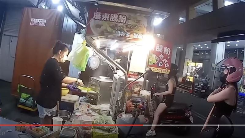 桃園妹違停擋路！24秒片晃暈老司機