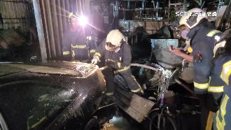 台中深夜竄火！中古車行老闆驚醒逃出