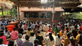 柬埔寨教主稱「我的農舍能逃一劫」　2萬人瘋狂湧入
翻攝自Khem Veasna臉書