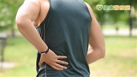 施柏丞呼籲，若有慢性下背痛、同時伴有晨僵超過三個月，或在休息後沒有改善，就要提高警覺，及早就醫。