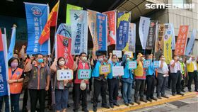 基本工資審議會今天召開，工鬥團體今早前往勞動部，表達今年基本工資應上調至2萬8000元以上。全國產業總工會理事長江健興（圖／記者戴玉翔攝影）