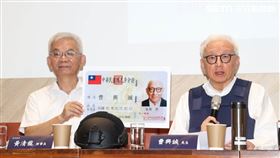 聯電創辦人曹興誠秀身分證。（圖／記者邱榮吉攝影)
