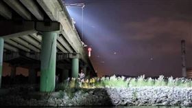 ▲台中1女子騎車上國道1號，將車停在路肩後詭異消失，警消動員大批人力尋找，最後在河床找到女子（圖／翻攝畫面）