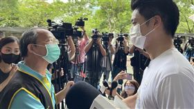 國民黨台北市長參選人蔣萬安登記參選，遇上陳情男子。（圖／記者鄭佩玟攝影）