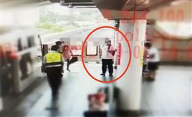 士林捷運站、白衣男、吐痰、口角、文林派出所