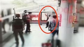 士林捷運站、白衣男、吐痰、口角、文林派出所