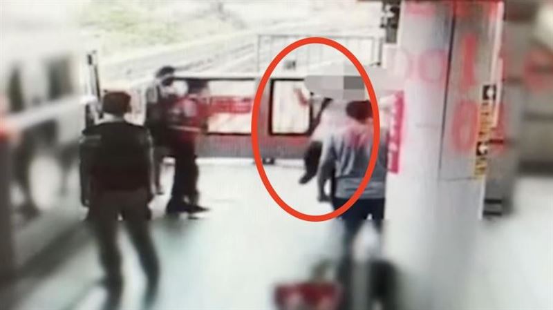 士林捷運吐痰男「激動暴衝」畫面曝光