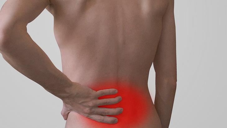 下背痛、腳麻好不了　竟是腹部長東西