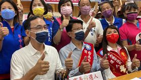 朱立倫陪同謝龍介登記。（國民黨提供）