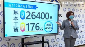 勞動部長許銘春說明基本工資調漲。（圖／記者戴玉翔攝影）