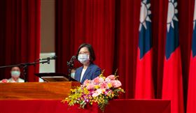 蔡英文總統今（1）日上午出席「111年軍人節暨全民國防教育日表揚大會」。（圖／總統府提供)