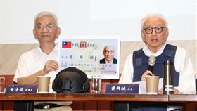 聯電創辦人曹興誠秀身分證。（圖／記者邱榮吉攝影)