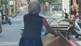 拾荒老婆婆（圖／翻攝自狄志為臉書）