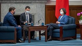 蔡英文總統今（1）日上午接見「美國亞利桑納州州長杜希（Doug Ducey）訪問團」。（圖／總統府提供)