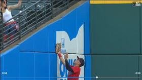 ▲關（Steven Kwan）美技接殺界外球還策動雙殺。（圖／翻攝自MLB官網）