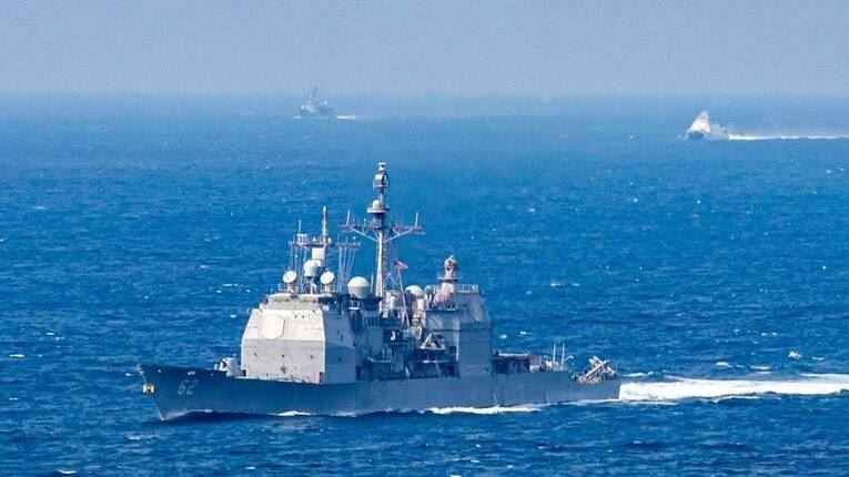 美艦穿越台海　我國軍艦罕見同框