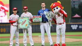 味全龍賽前由隊長吳東融獻花、洋投伍鐸送上龍隊自製獨特「羅力版地產大亨」。（圖／味全龍提供）