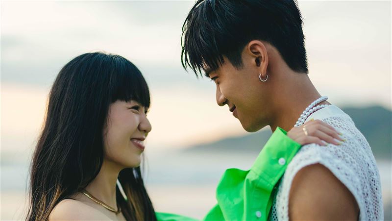 廖柏雅戀情曝光？海邊親熱金曲女歌手