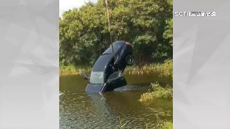 開千萬賓利衝水塘　駕駛竟是車行董座