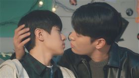 【語意錯誤電影版】劇照_朴栖含（右）主動抱朴宰燦（左）頭的親吻場面，讓導演情不自禁驚呼。（圖／采昌提供）