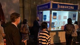 勃恩斯上海排隊做核酸檢測。（圖／翻攝自Ambassador Nicholas Burns 推特）