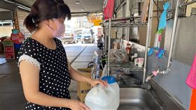 嘉市部分自來水質異常  受影響業者提水使用嘉義市湖邊里、新厝里、保生里、北新里共4里24日下午陸續出現自來水質異常，受影響的保安市場部分業者25日仍有所疑慮，改赴加水站提水使用或選擇暫停營業1天，業者也希望自來水公司能有所補貼。中央社記者黃國芳攝  111年8月25日