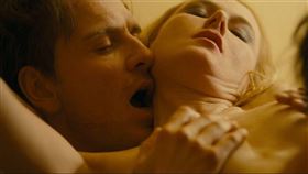 《性愛成癮的男人》麥可法斯賓達（左）。（圖／車庫娛樂提供）