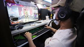 台北市網咖5/15起暫停營業（2）台北市政府14日下午召開武漢肺炎疫情記者會，市長柯文哲宣布八大行業、網咖、電子遊戲業15日起停業，包含舞廳舞場、酒家酒吧、各種咖啡茶室、視聽歌唱、夜店、三溫暖等，復業時間將視疫情發展另行決定。圖為民眾14日在北市一家網咖打遊戲。中央社記者張新偉攝  110年5月14日