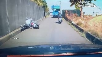 鑽車縫超車釀撞！對向騎士慘摔水溝