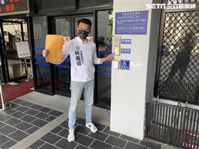 民進黨台中市議員參選人林義偉按鈴控告。（圖／翻攝畫面）