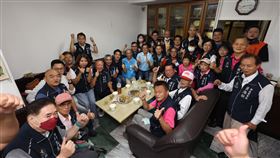 國民黨台北市長參選人蔣萬安昨晚與松、信區資深台北市議員陳永德同台，一同邀集信義區在地里長餐敘座談。圖／蔣萬安辦公室提供