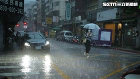 大雨,雨彈,大雨特報,下雨（圖／記者邱榮吉攝）