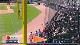 ▲哈格提（Sam Haggerty）飛進護網沒收界外球。（圖／翻攝自MLB官網）